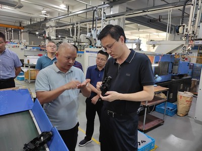 唐進率隊調研我縣汽車配件產業發展與五金產品研發，助推產業升級